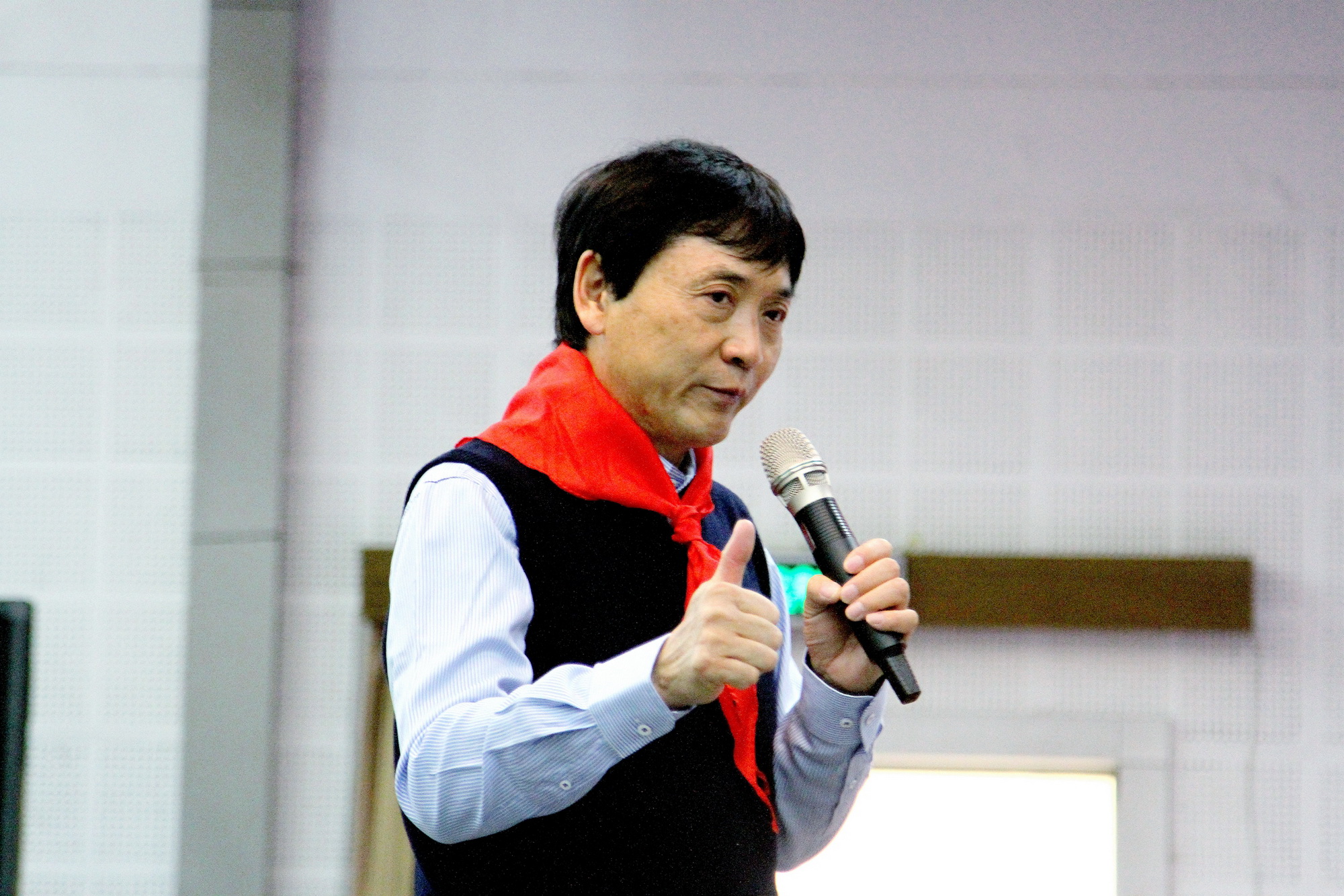 著名儿童文学作家曹文轩走进襟江小学的课堂 - 泰兴市襟江小学 - 善知-陶情-敏行