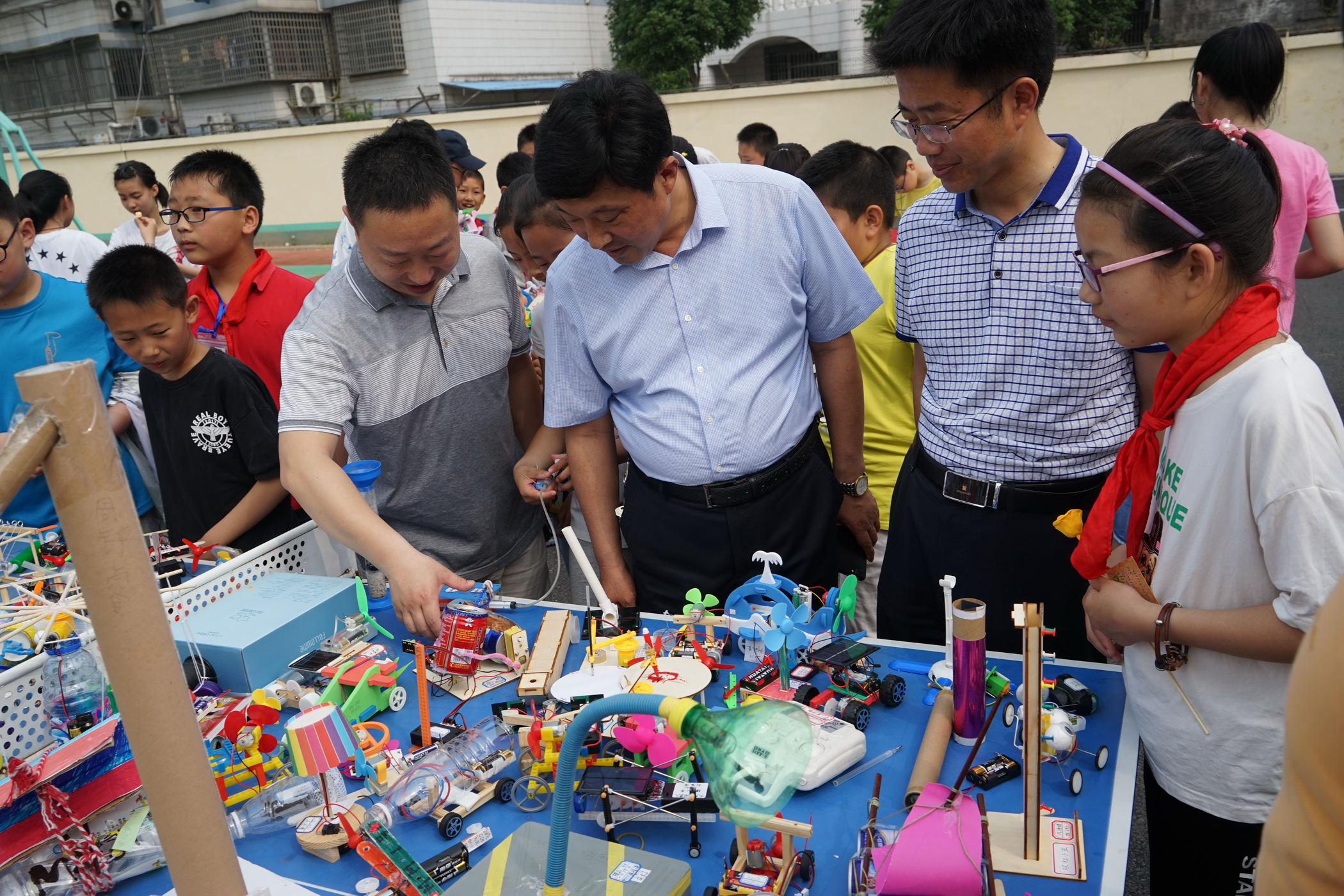 襟江小学:举行科技周成果展示活动